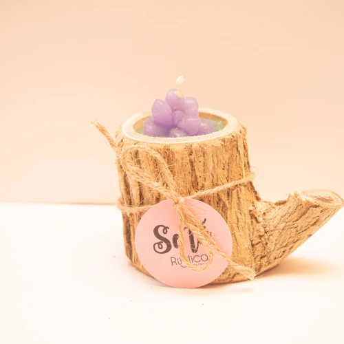 Vela en tronco de madera